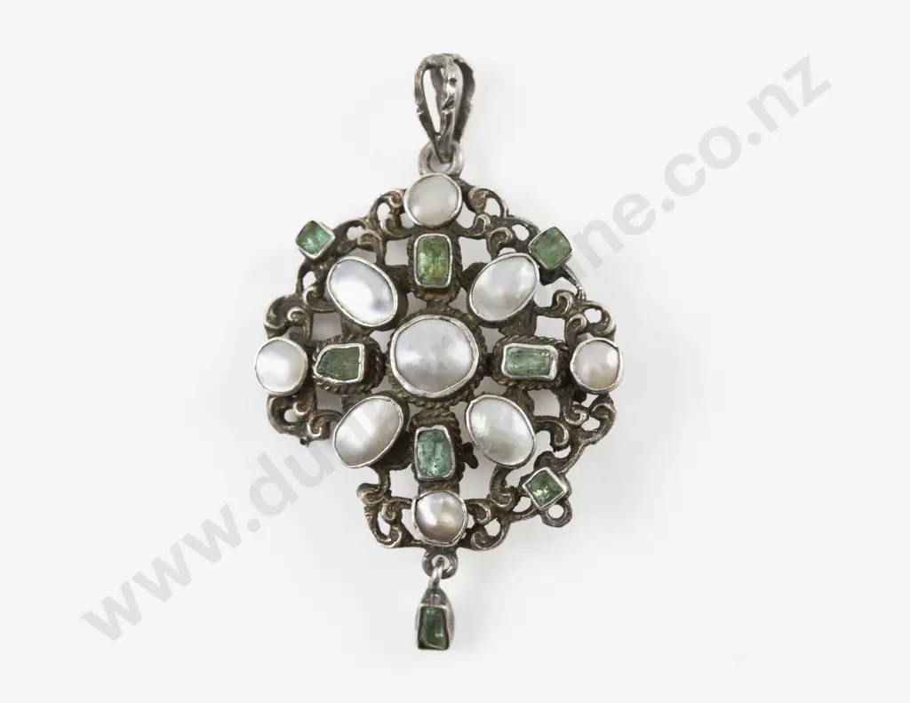 Vintage S/S Emerald and Pearl Cluster Pendant/Brooch Image 1++