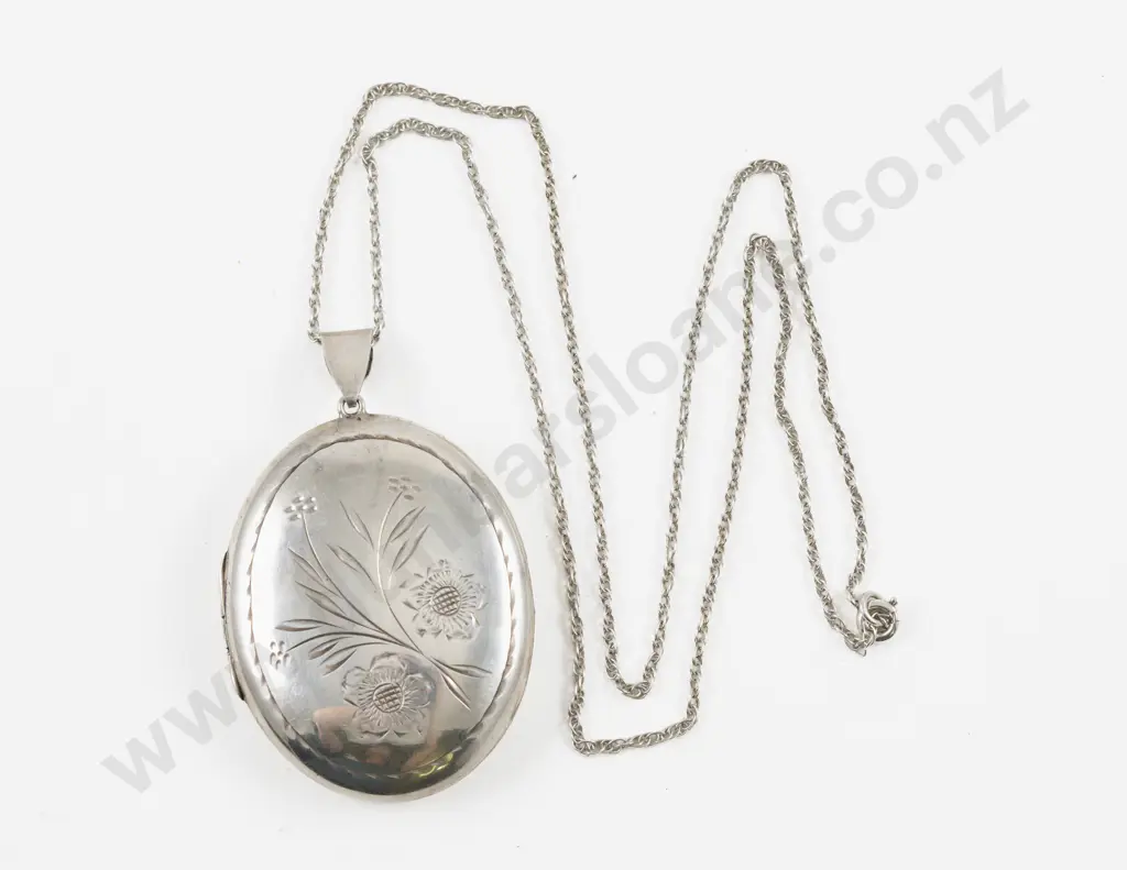 Large S/S Engraved Photo Locket Pendant Image 1++
