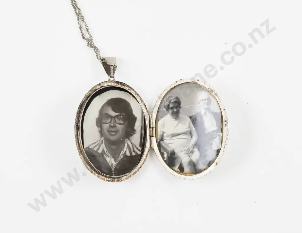 Large S/S Engraved Photo Locket Pendant Image 1++