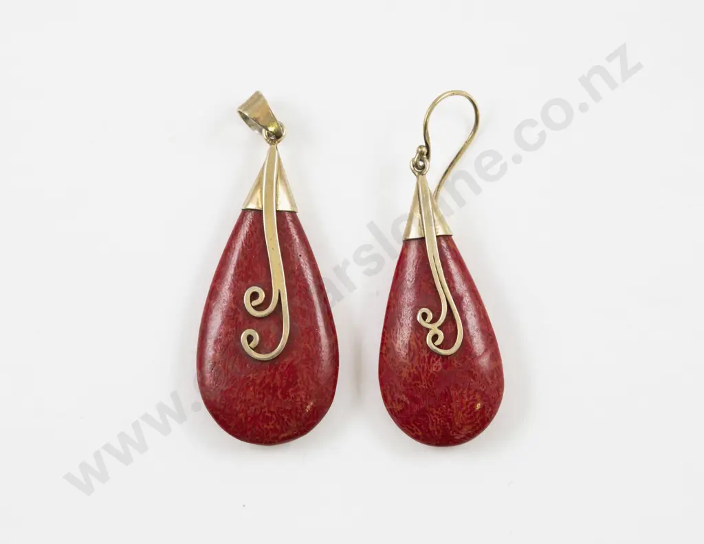9ct Mounted Single Coral Pendant Image 1++