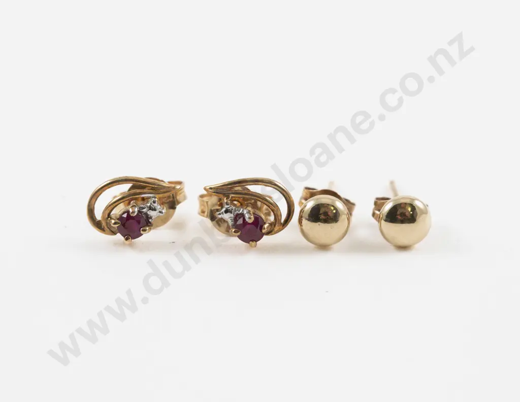 Pair 9ct Single Stone Garnet Stud Earrings Image 1++