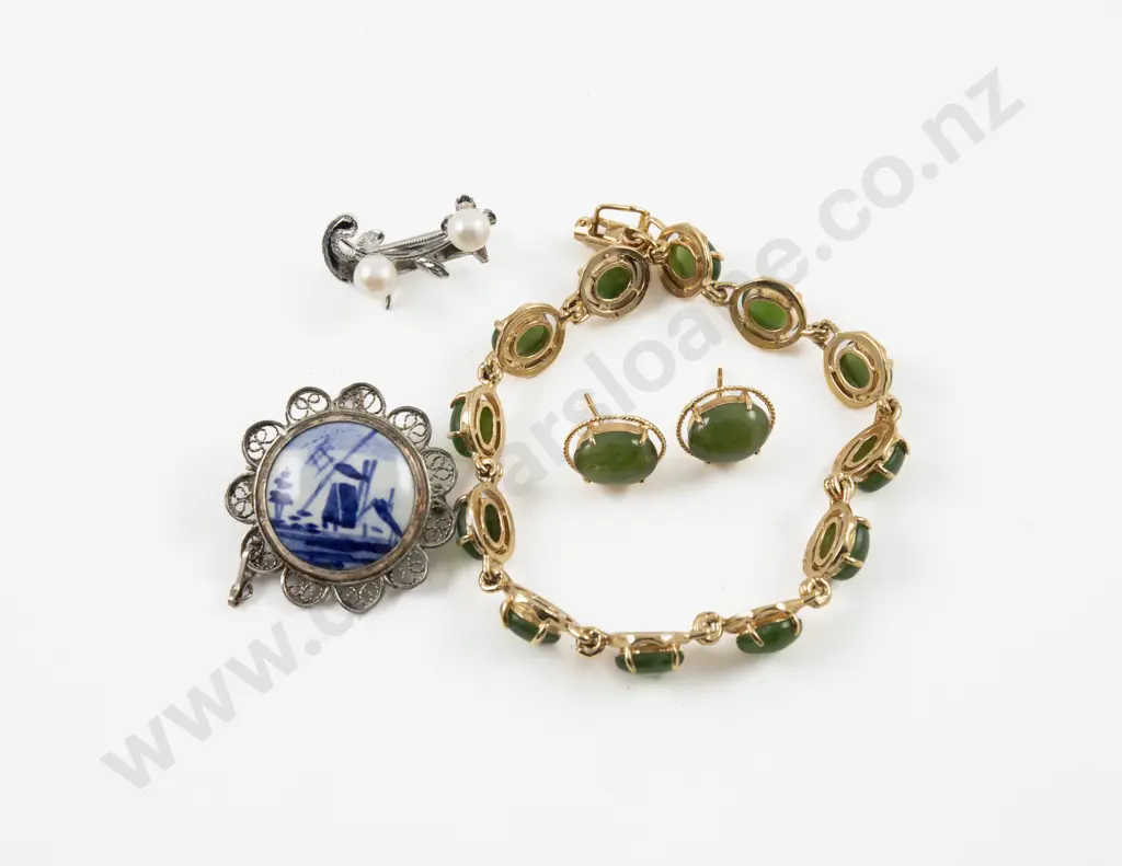 Gold Plated NZ Greenstone Bracelet with Matching Stud Earrings Image 1++