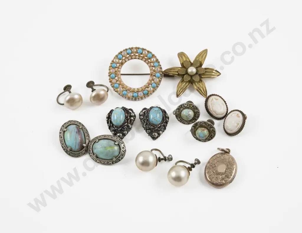 Collection of Assorted Vintage Costume Jewellery Image 1++