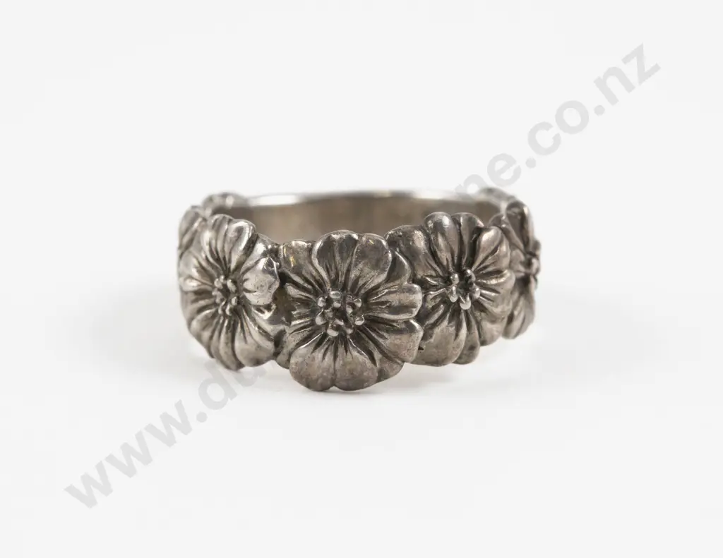 S/S Fancy Flower Band Ring Image 1++