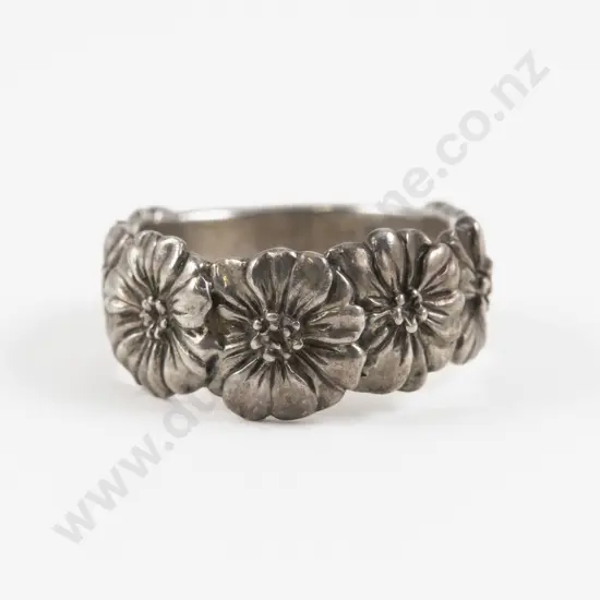 S/S Fancy Flower Band Ring