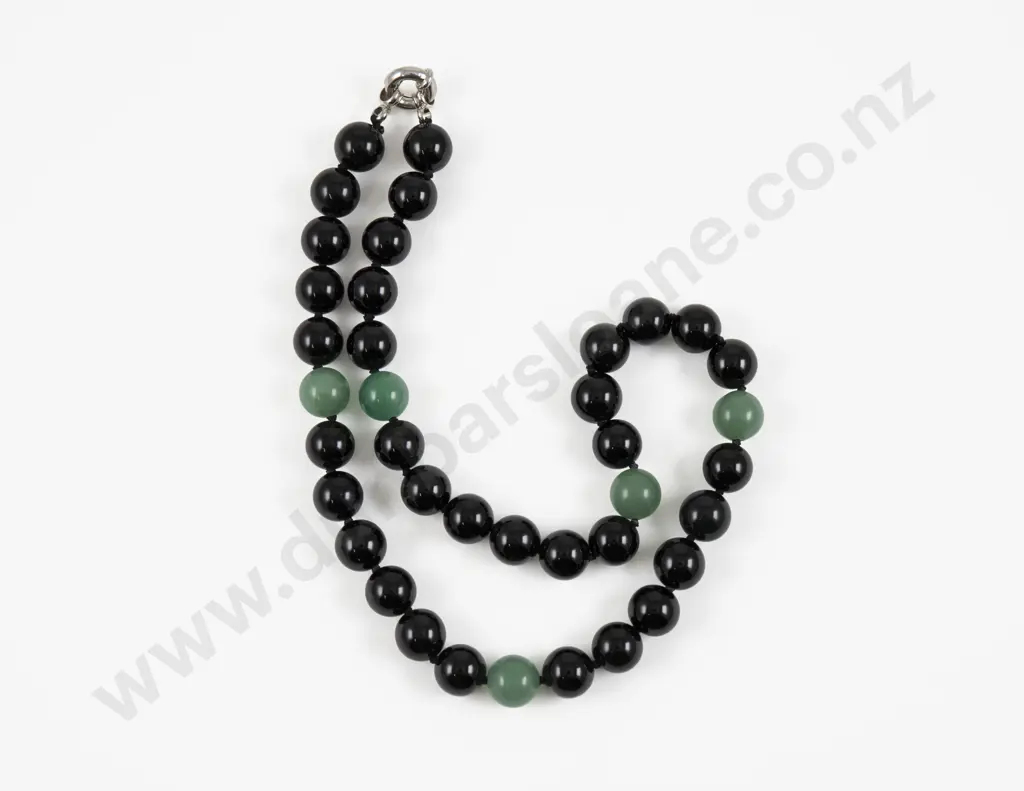 Single Strand Onyx and Jade Bead Necklace Image 1++
