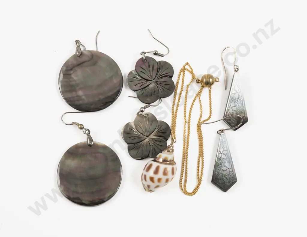 Three Pairs of MOP and Abalone Pendant Drop Earrings with Shell Pendant Image 1++