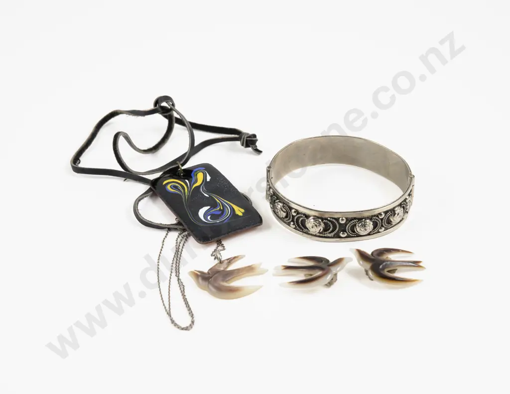 Vintage Swallow Pendant on S/S Neck Chain and Pair Earrings Image 1++
