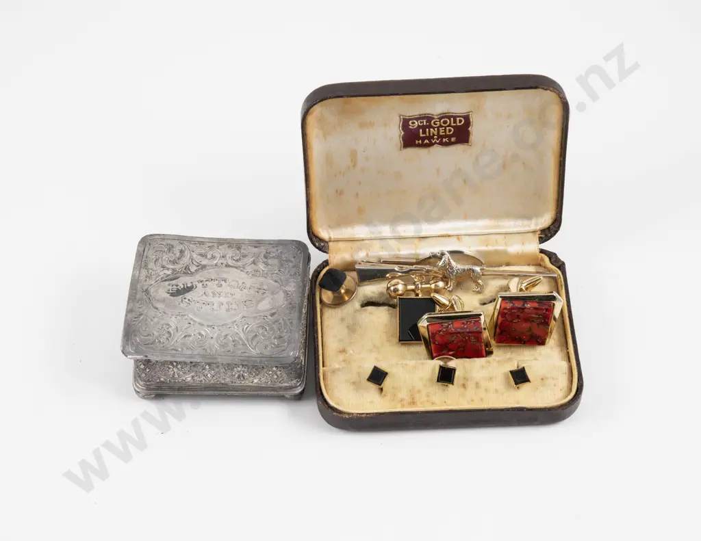 Gents 9ct Gold Lined and Onyx Cuff Links and Studs with Other Pair Tie Clip and Studs Box Image 1++
