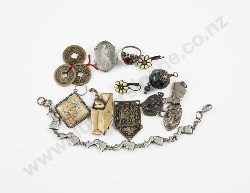 Collection of Assorted Vintage Costume Jewellery Image 1++