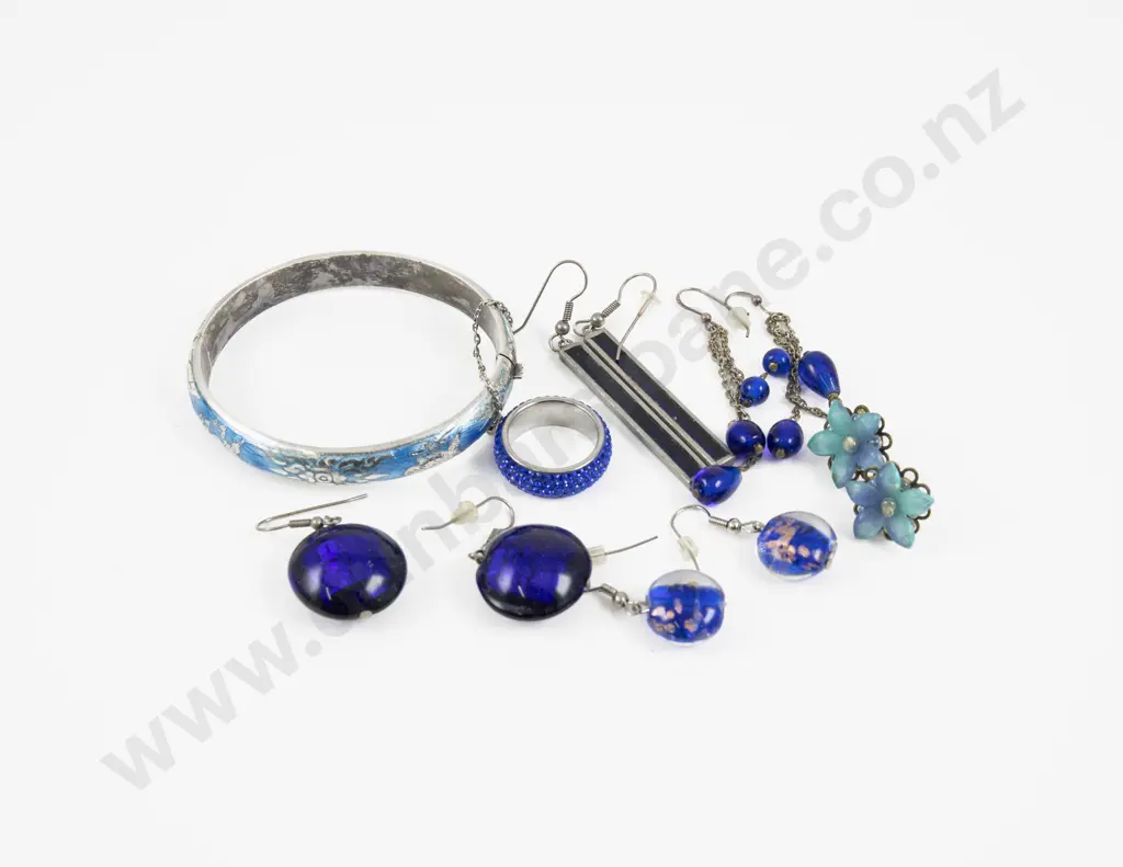 Thai Silver and Enamel Hinged Snap Bangle with Collection of Assorted Costume Jewellery Image 1++