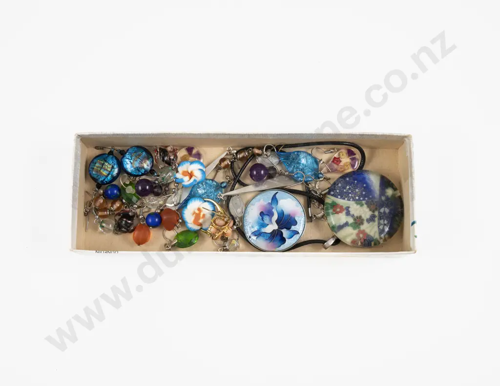 Collection of Assorted Costume Jewellery Image 1++