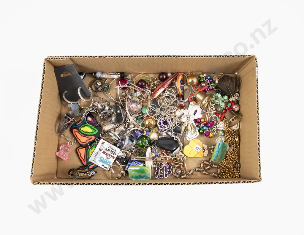 Collection of Assorted Costume Jewellery Image 1++