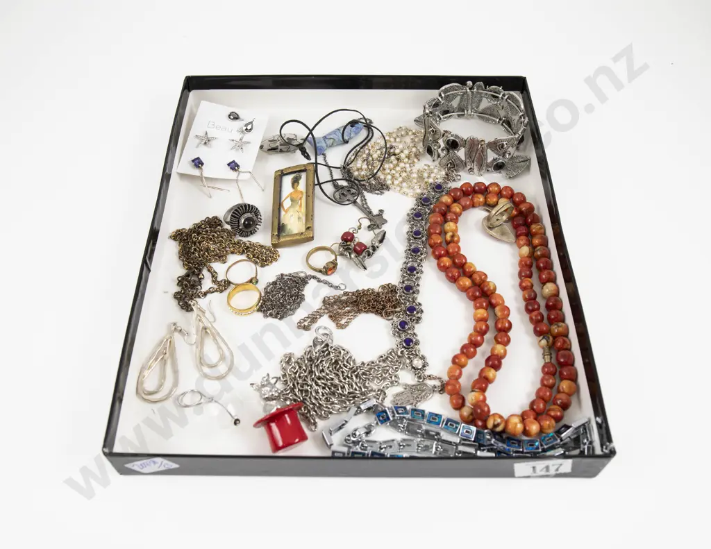 Collection of Assorted Costume Jewellery Image 1++