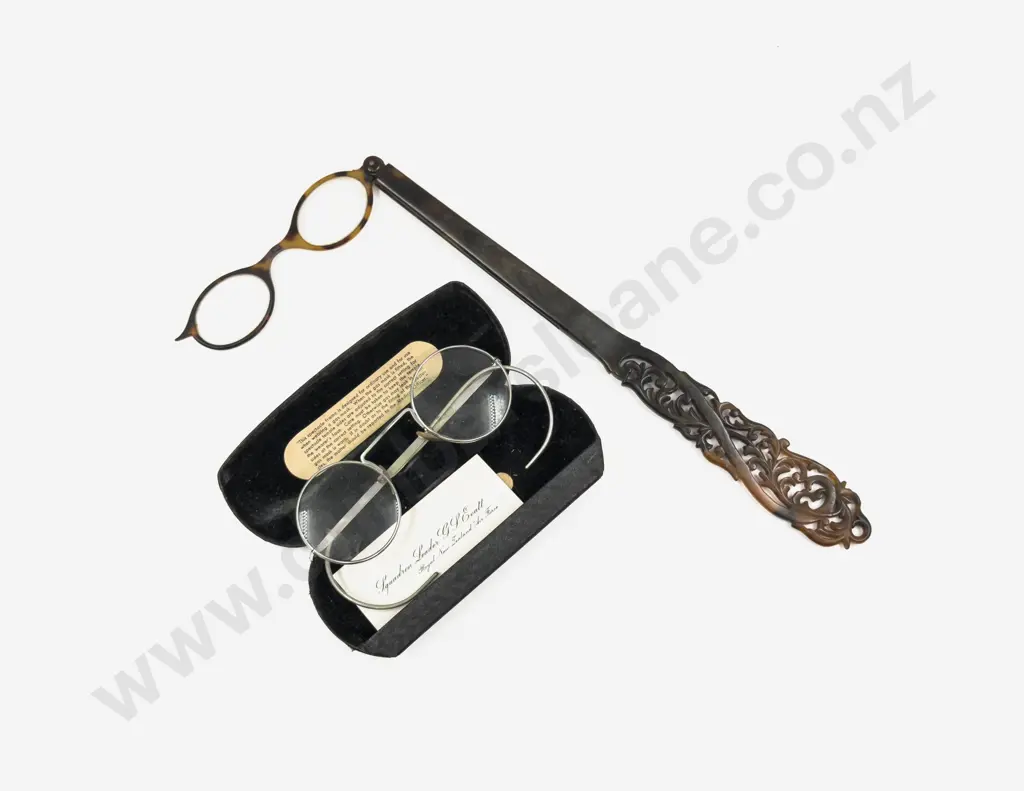 Vict Lorgnette Eye Glasses together with Pair of Cased Spectacles Image 1++