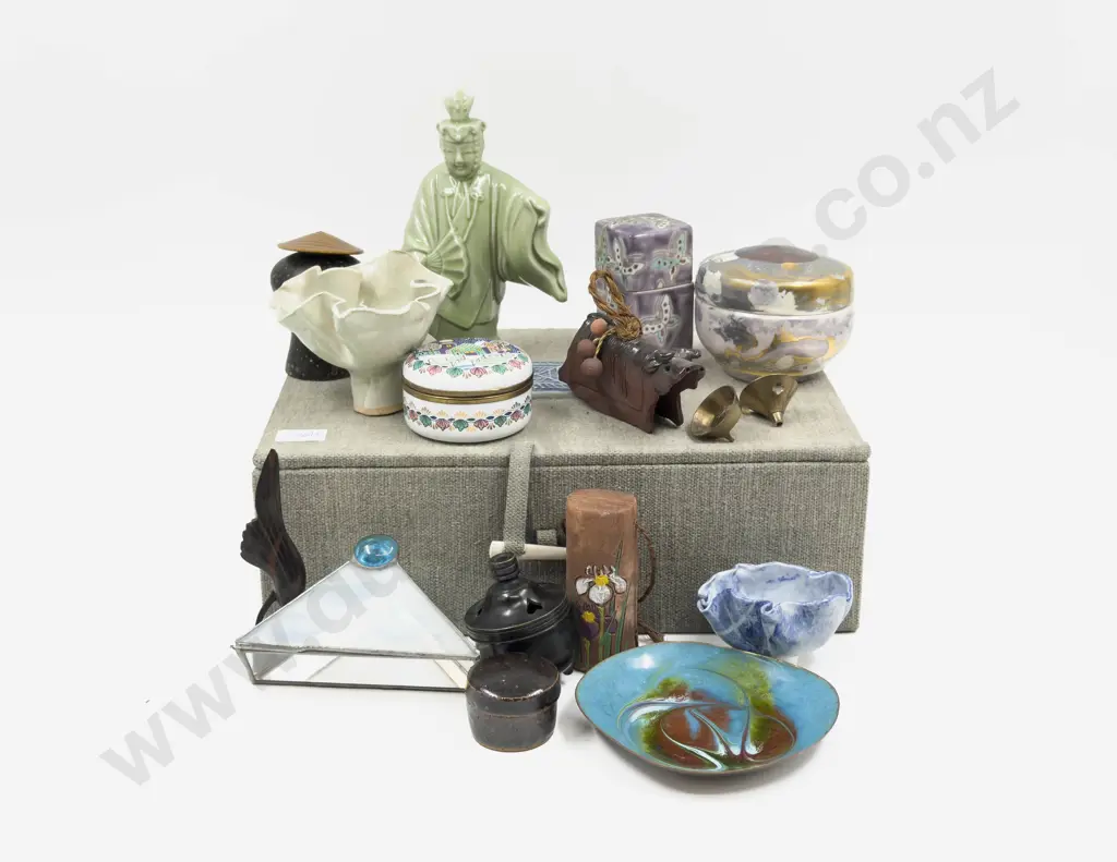 Qty of Assorted Pottery & Figures etc Image 1++