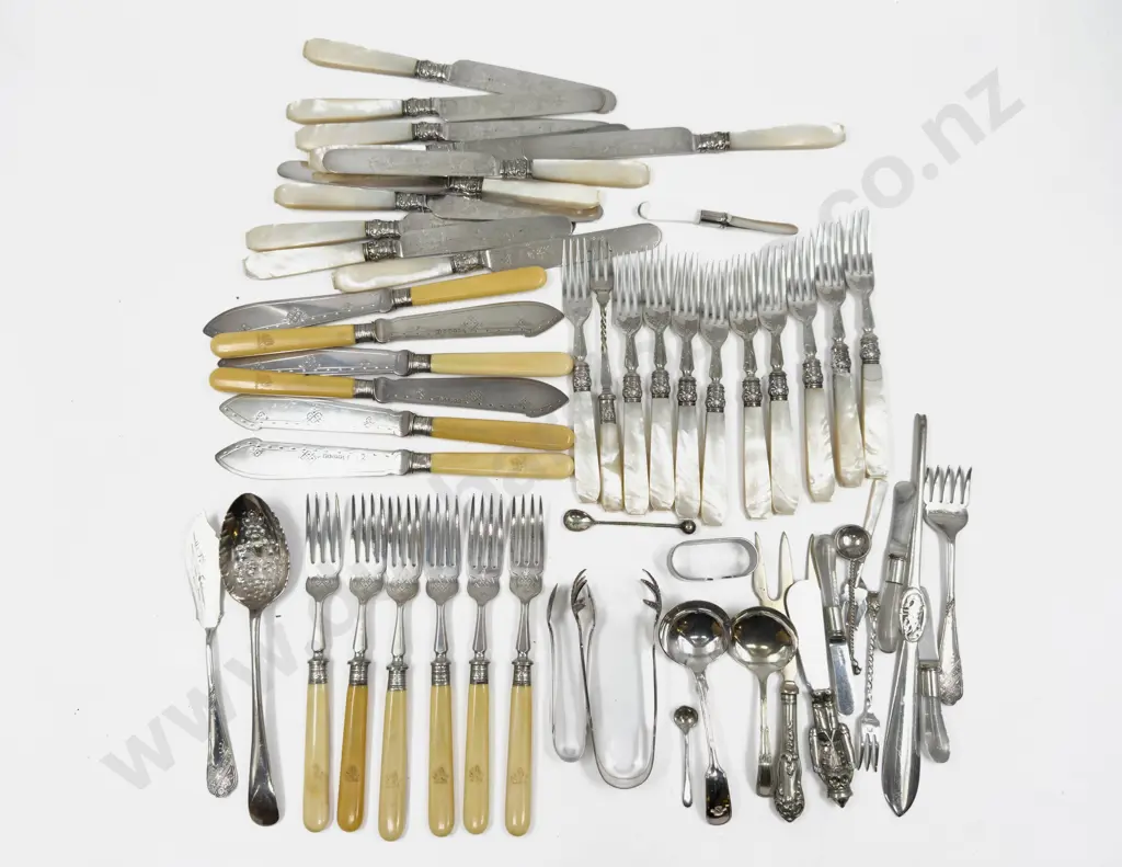 Qty of Assorted Cutlery incl MOP & Bone Handled Image 1++