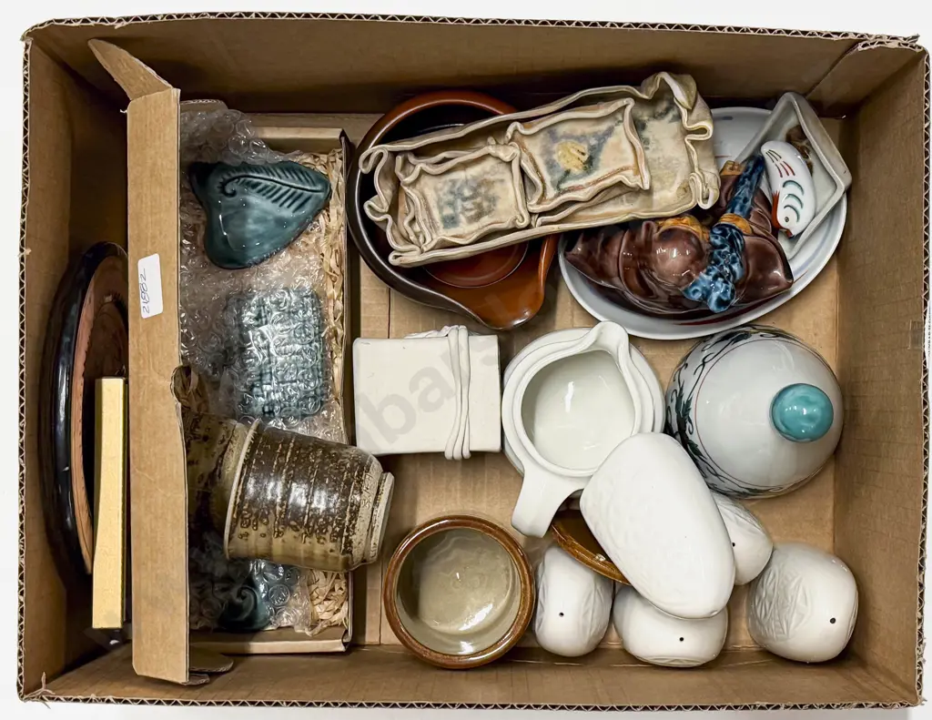 Box Qty of Assorted Pottery & China Image 1++