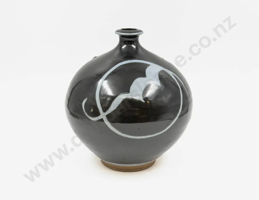 NZ Pottery Vase Image 1++