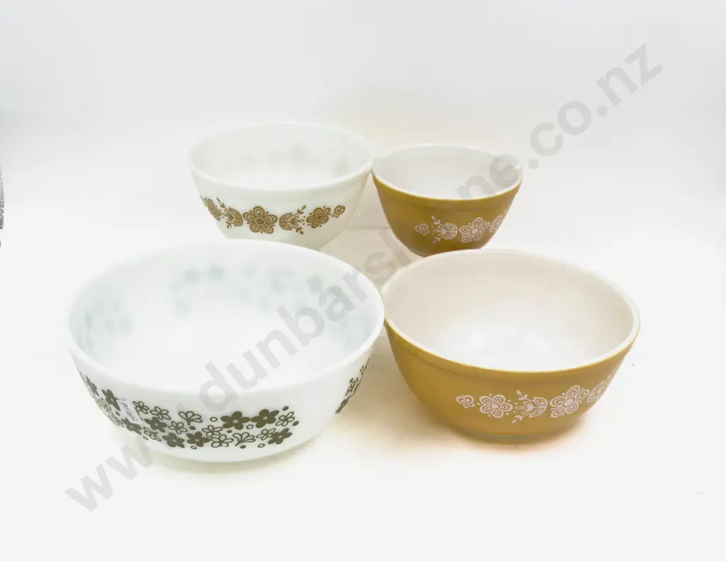 A Mixed Graduated Set of Four Pyrex Mixing Bowls Image 1++