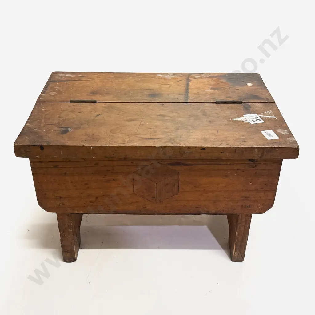 Vintage Shoe Shine Box with Assorted Brushes Image 1++