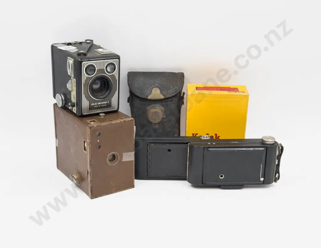 Qty of Assorted Vintage Cameras incl Box Brownie Image 1++