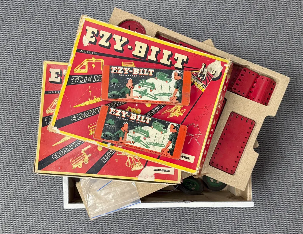Post-War Ezy-Bilt Plates Fitted into Chest with Two Tiers and Two No. 5 Sets Image 1++