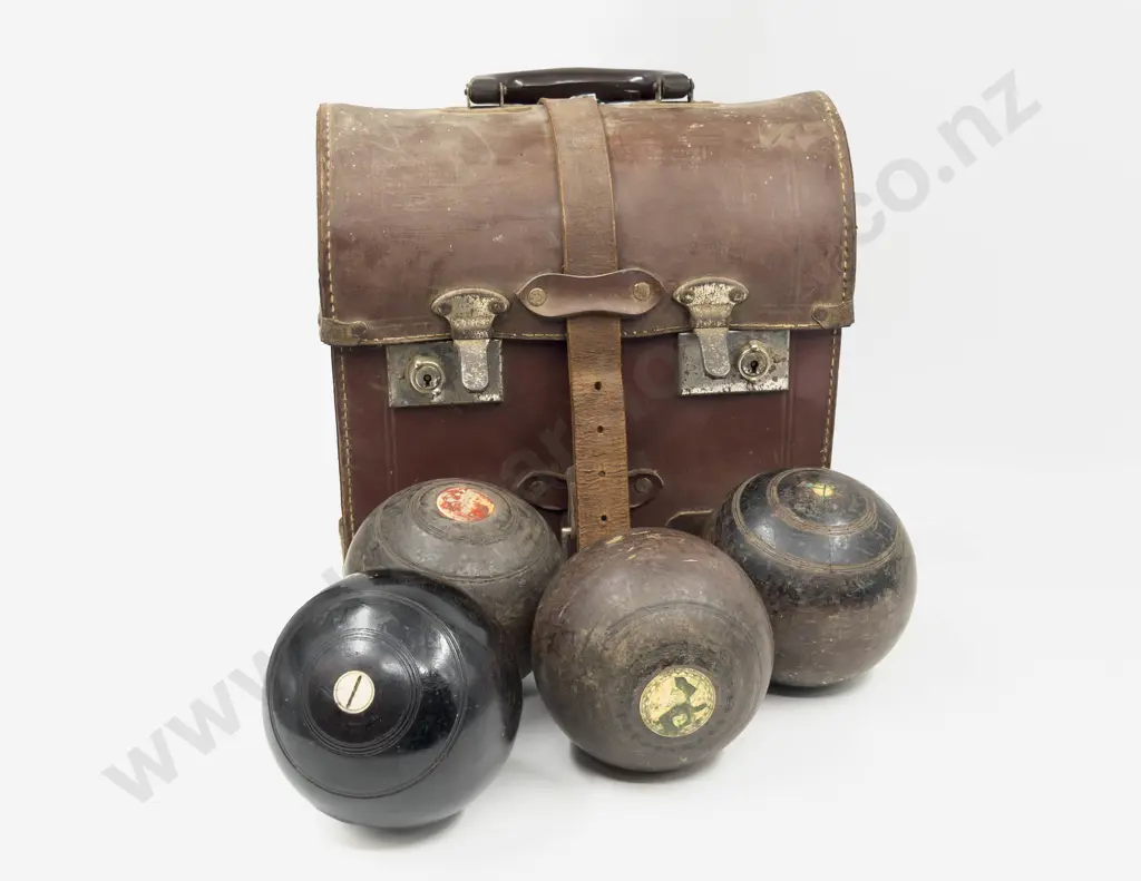 Leather Cased Lawn Bowls Set Image 1++