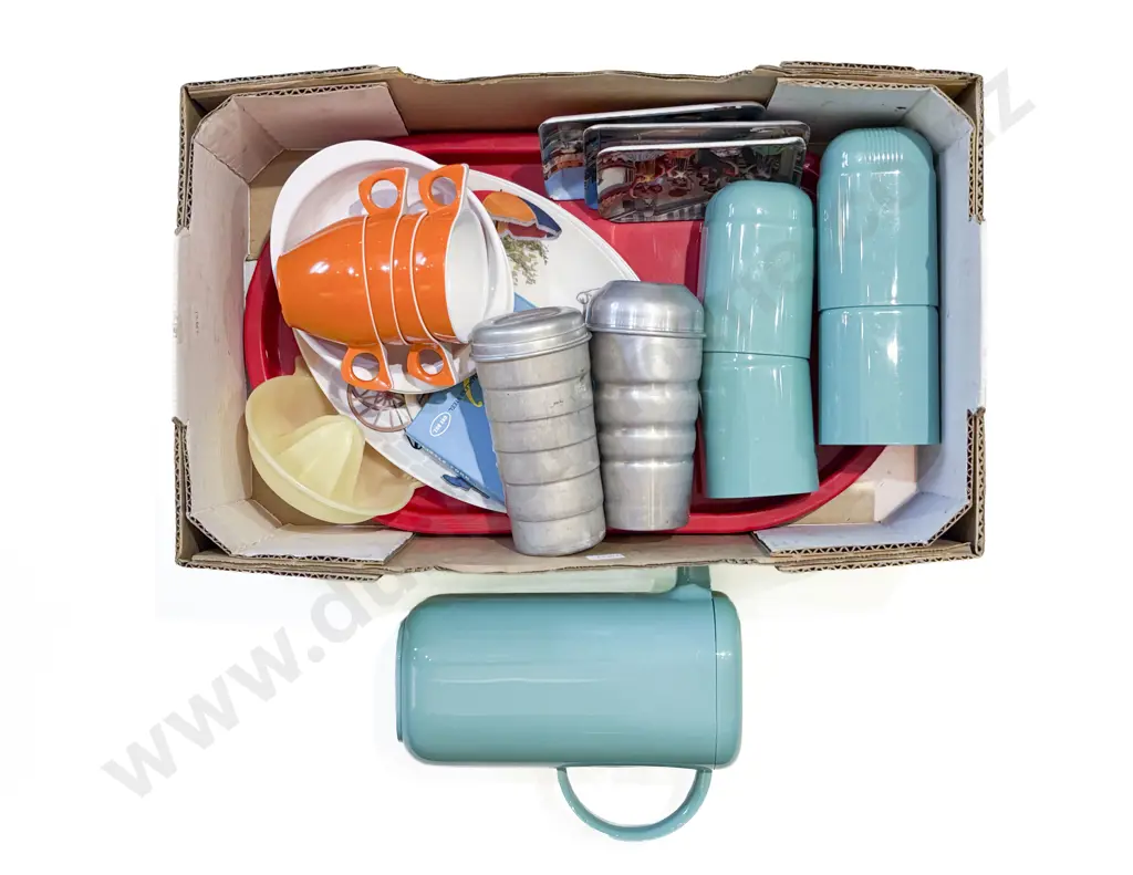 Qty of Assorted Vintage Picnic Ware incl Duraware Cups etc Image 1++