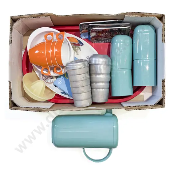 Qty of Assorted Vintage Picnic Ware incl Duraware Cups etc