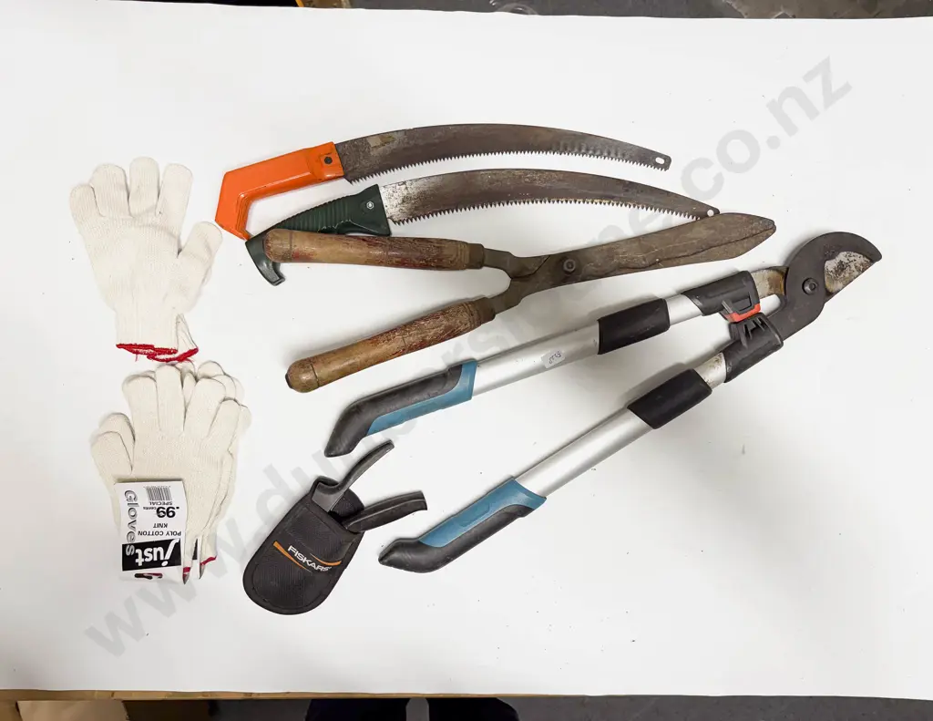 Box of Assorted Garden Tools together with Garden Sprayer Image 1++
