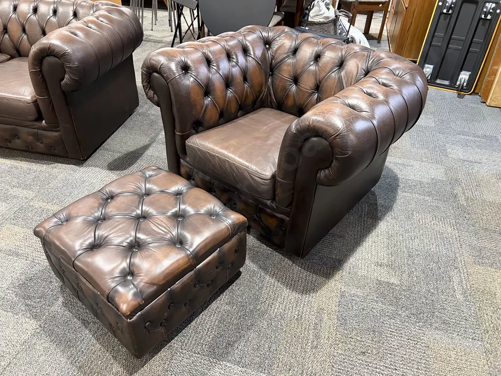 Chesterfield Style Three Piece Leather Lounge Suite Image 1++