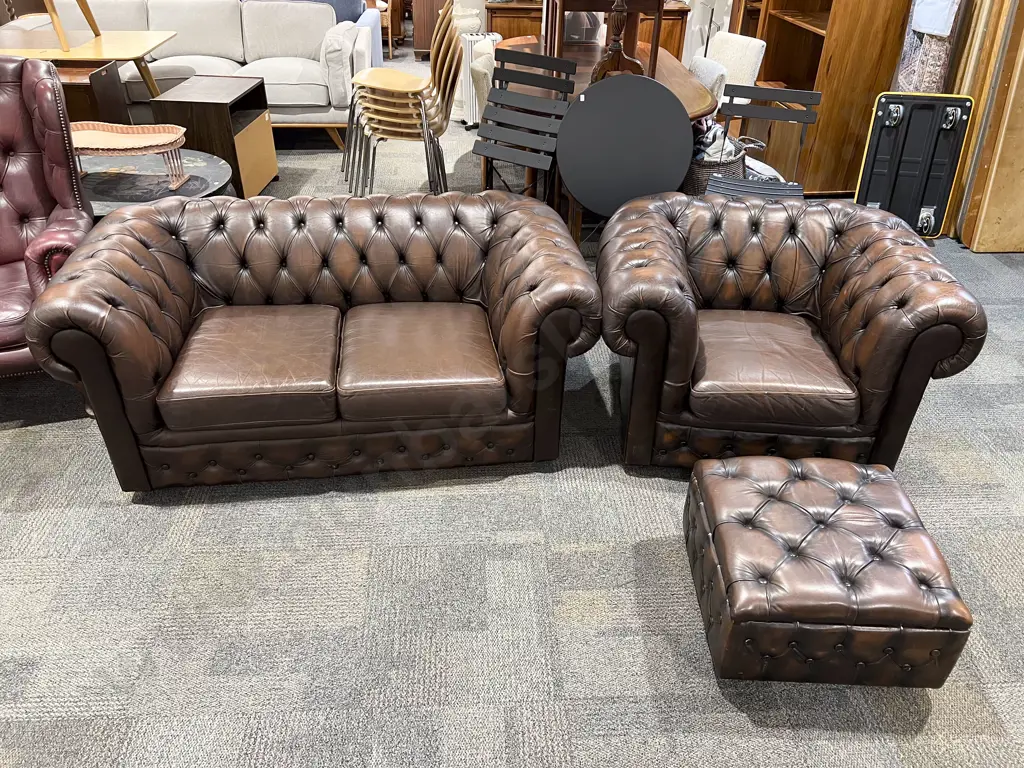 Chesterfield Style Three Piece Leather Lounge Suite Image 1++