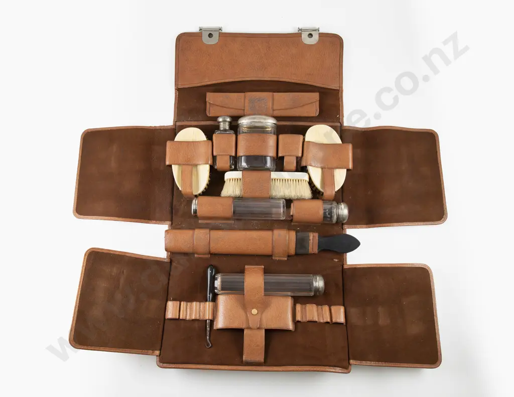 Vict Leather Cased Gentleman's Travelling Vanity Set Image 1++