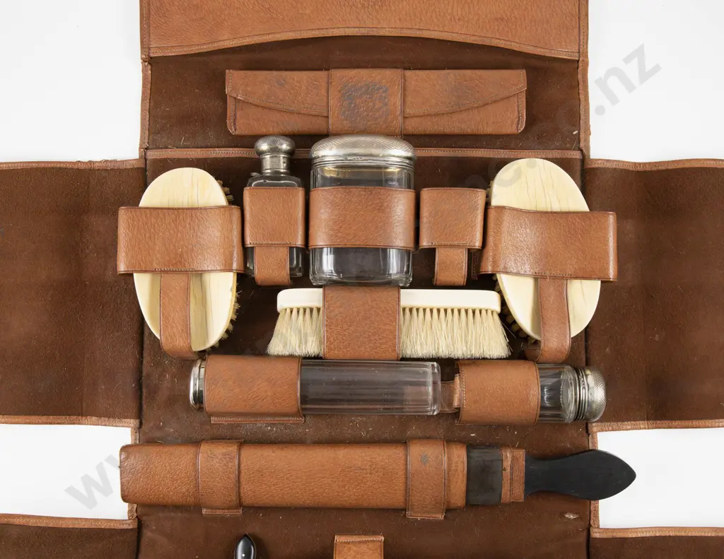 Vict Leather Cased Gentleman's Travelling Vanity Set Image 1++