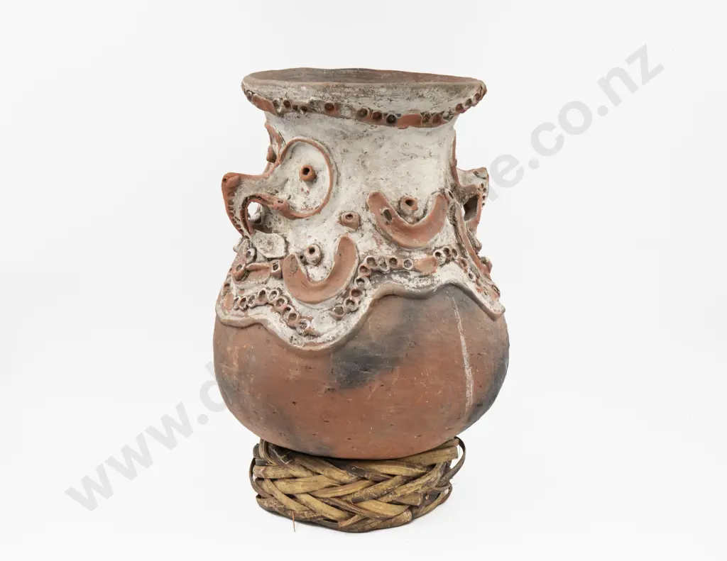 PNG Aibom Chambri Lakes Sago Pot on Original Fibre Stand Base Image 1++