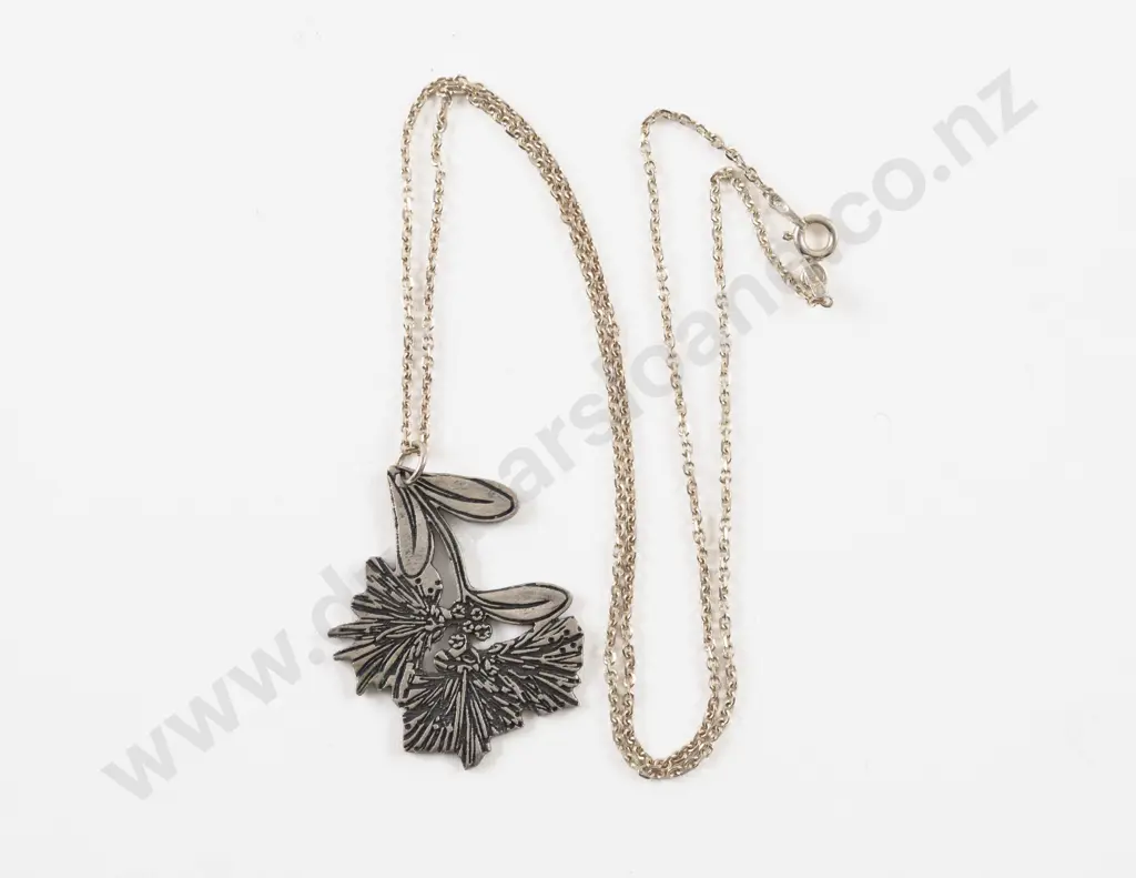 S/S Fancy Link Neck Chain with Pohutukawa Pendant Image 1++