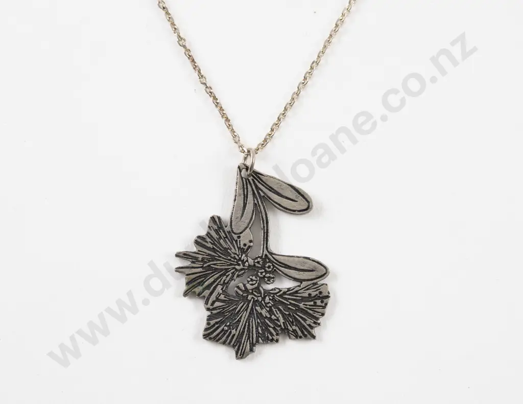 S/S Fancy Link Neck Chain with Pohutukawa Pendant Image 1++