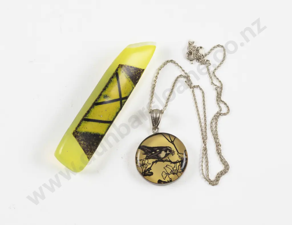 Glass Circular Pendant of Bird on S/S Neck Chain Image 1++