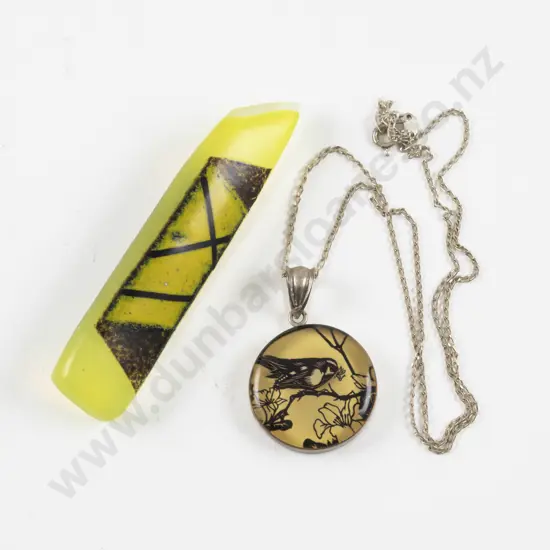 Glass Circular Pendant of Bird on S/S Neck Chain