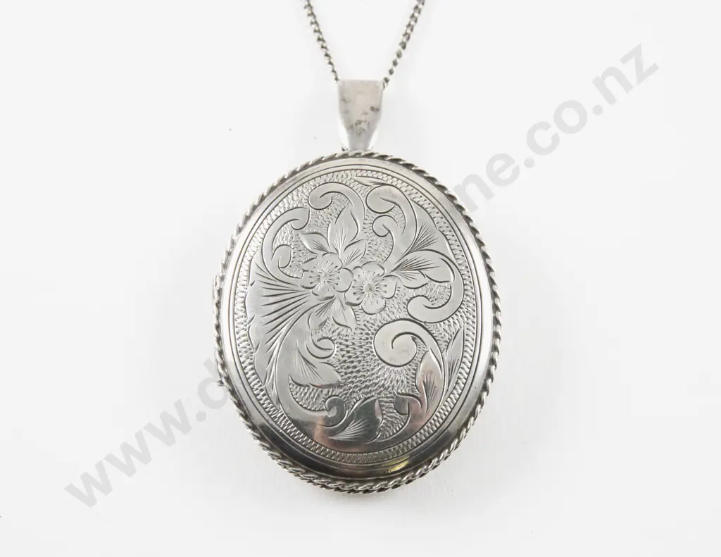 Large S/S Engraved Photo Locket Pendant Image 1++