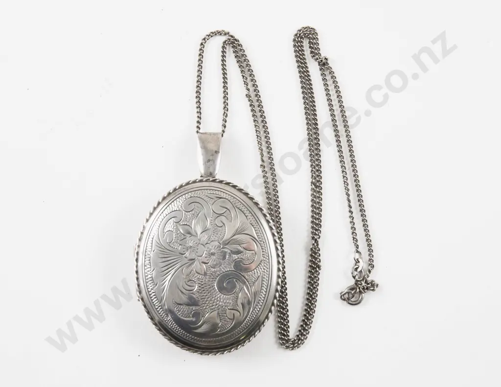 Large S/S Engraved Photo Locket Pendant Image 1++