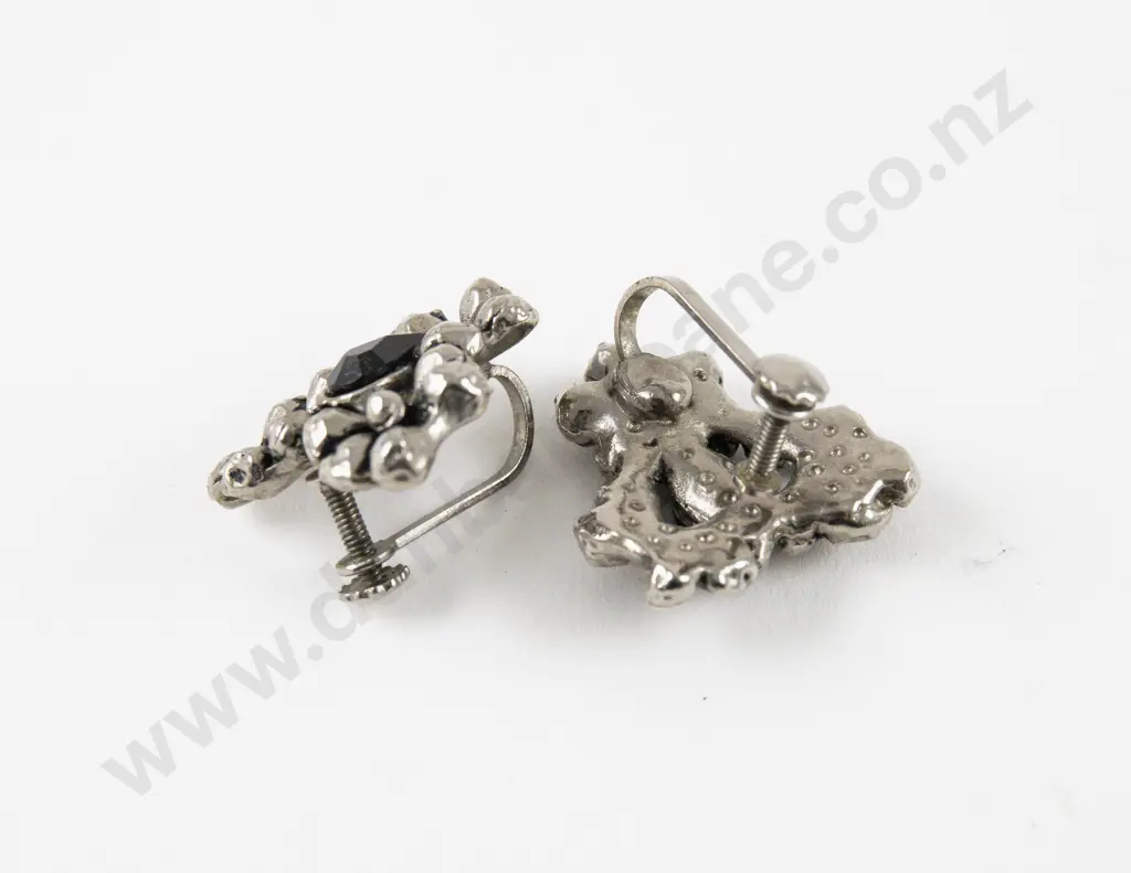 Vintage Silver Plated Black Gem Stone Floret Cluster Neck Chain with Matching Earrings Image 1++