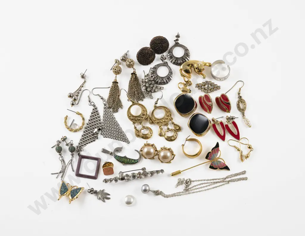 Collection of Assorted Costume Jewellery Image 1++