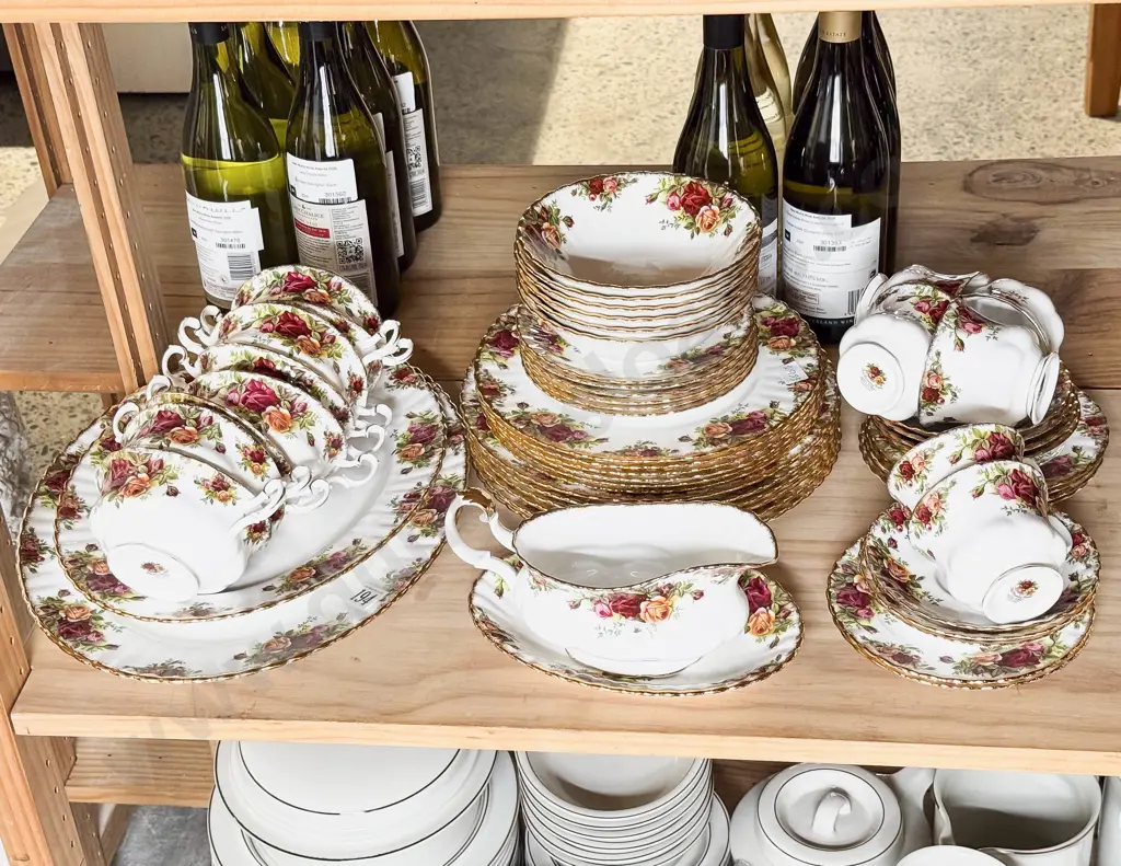 Royal Albert "Old Country Roses" Part Dinner Set Image 1++