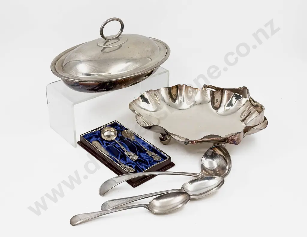 Boxed Three Piece Set of S/S Rose Handled Cutlery with Assorted S/P Image 1++