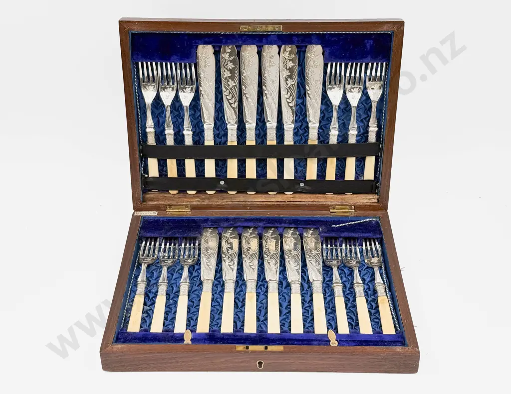 Cased Set of Bone Handled Fish Knives and Forks Image 1++