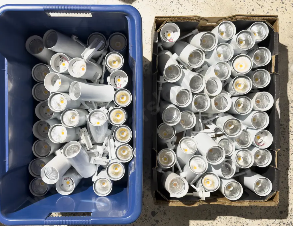 Large Qty of Assorted LED Track Lighting Spot Lights Image 1++