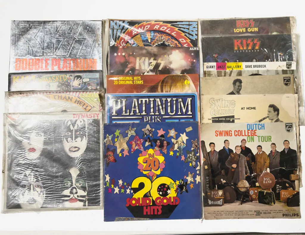 Quantity of Assorted Vinyl Records Including Kiss Image 1++