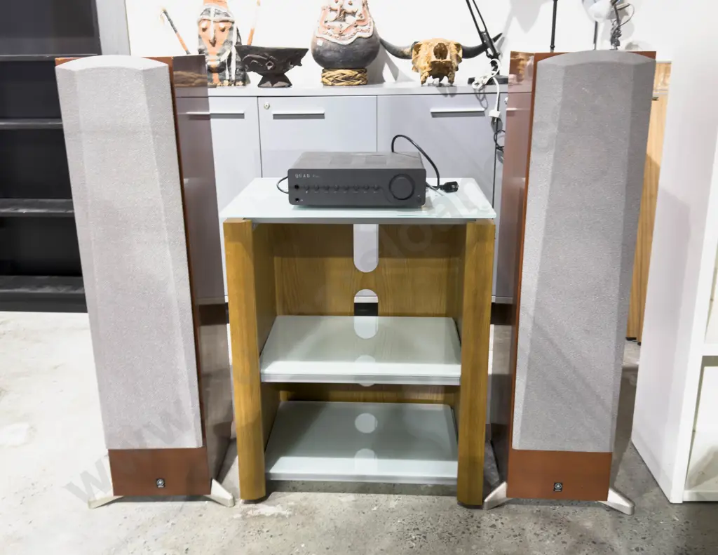 Pair of Yamaha Speakers with Associated AMP and Entertainment Table Image 1++